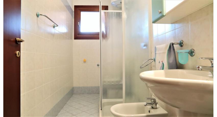residence LEOPARDI-Gemini: B5/0 - bagno con box doccia (esempio)
