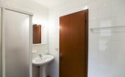 résidence LE ZATTERE: B4/2 - salle de bain avec cabine de douche (exemple)