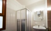 Residence LE ZATTERE: B4/A - Badezimmer mit Duschkabine (Beispiel)