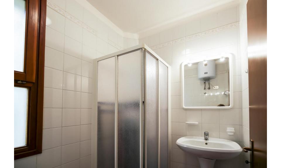 residence LE ZATTERE: B4/A - bathroom with a shower enclosure (example)