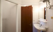 résidence LE ZATTERE: C6 - salle de bain avec cabine de douche (exemple)