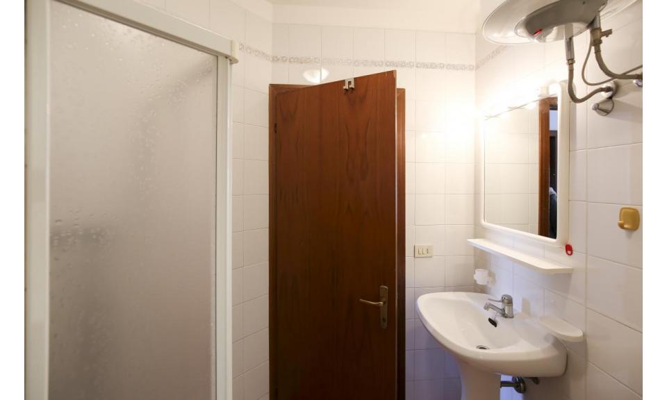 résidence LE ZATTERE: C6 - salle de bain avec cabine de douche (exemple)