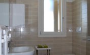 residence EVANIKE: C6* - bagno con box doccia (esempio)